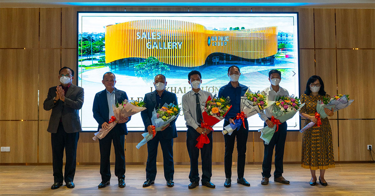 Lãnh đạo Van Phuc Group tặng hoa tri ân đối tác và nhà thầu.